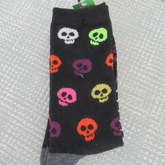 New HALLOWEEN SKULL 2 Pair Fun and Vibrant Unisex Socks size Medium 6.5 - 9 - Picture 2 of 5